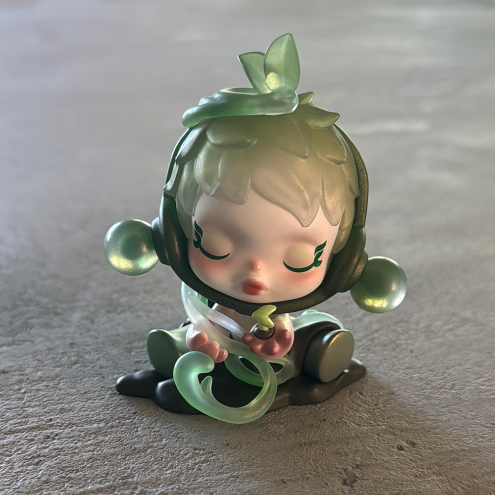 NWT POP MART X SKULLPANDA THE SPRING GREEN FIGURINE COLLECTIBLE